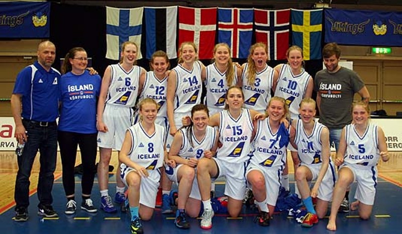 Bríet Lilja Sigurðardóttir og Linda Þórdís Róbertsdóttir og U16 lið Íslands þegar þær urðu Norðurlandameistarar í körfuknattleik í Svíþjóð 2014.