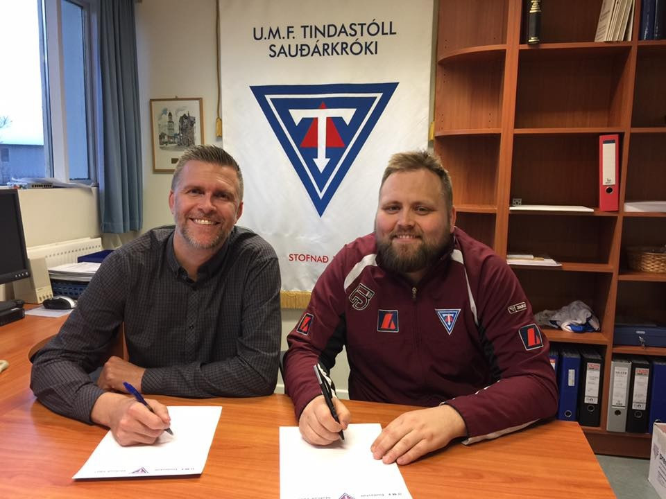 Haukur Skúlason t.h. skrifar undir samning, með honum á myndinni er Bergmann Guðmundsson. Mynd: Tindastóll.