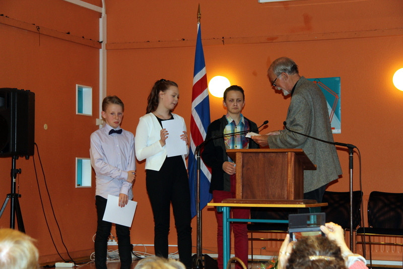 Verðlaunahafarnir Einar Kárason, Íris Helga Aradóttir og Jón Pálmason ásamt Þórði Helgasyni yfirdómara. Mynd: FE