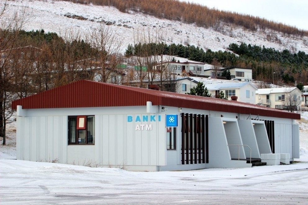 Sjálfsafgreiðsluvél hefur verið komið fyrir í útibúi Arionbanka í Varmahlíð. Þar hefur verið banki síðan 1979 en honum verður lokað um næstu áramót. Mynd: KSE