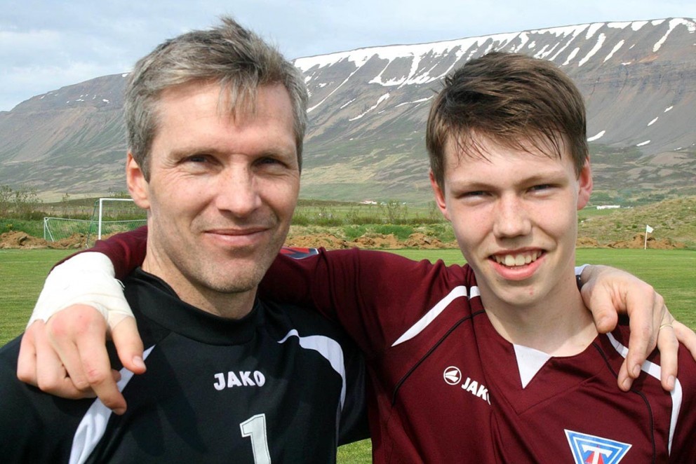 Feðgarir Gísli og Jón Gísli kátir að leik loknum í gær. MYND: ÓBS