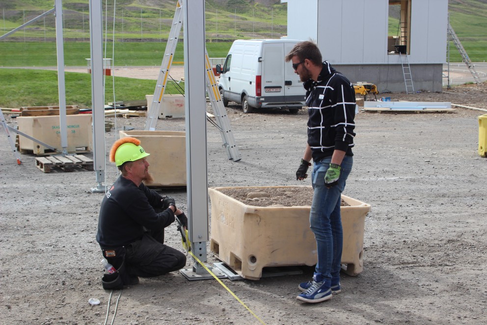 Menn í óðaönn við undirbúning