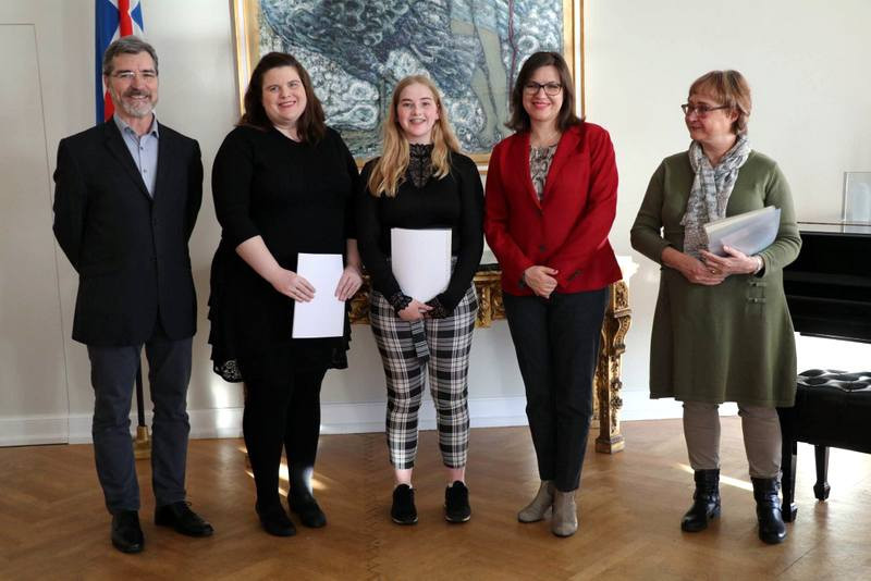 Frá verðlaunaafhendingunni. Talið frá vinstri: Samuel Lefever, formaður FEKÍ, Helga Gunnarsdóttir, enskukennari við Höfðaskóla, Snæfríður Dögg Guðmundsdóttir verðlaunahafi, Eliza Reid forsetafrú og Þórunn Sleight úr stjórn FEKÍ. Mynd: Íris Rut Agnarsdóttir.