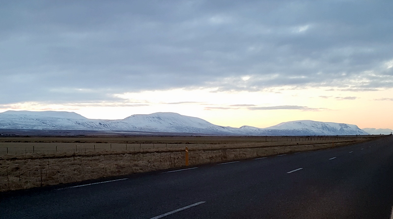 Tindastóll til hægri, Staðaröxl í miðið og Sauðafell til vinstri en það er vestan við Öxlina og hefur ekki áhrif á veðráttu. Athuganir hafa sýnt að með lækkun Staðaraxlar mun veðurfar breytast til batnaðar í Staðarhreppnum utanverðum bæði hvað varðar vindstyrk og sólarbirtu. Mynd PF.