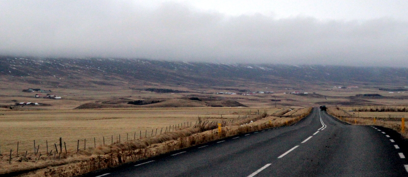 Það má ímynda sér að svona muni fjöllin líta út í framtíðinni fyrir utan að svona þokuslæðingur mun heyra sögunni til. Þokan sem hefur læðst meðfram hlíðunum hingað til mun væntanlega fara vestur eftir og hverfa úr byggð. Mynd: PF.