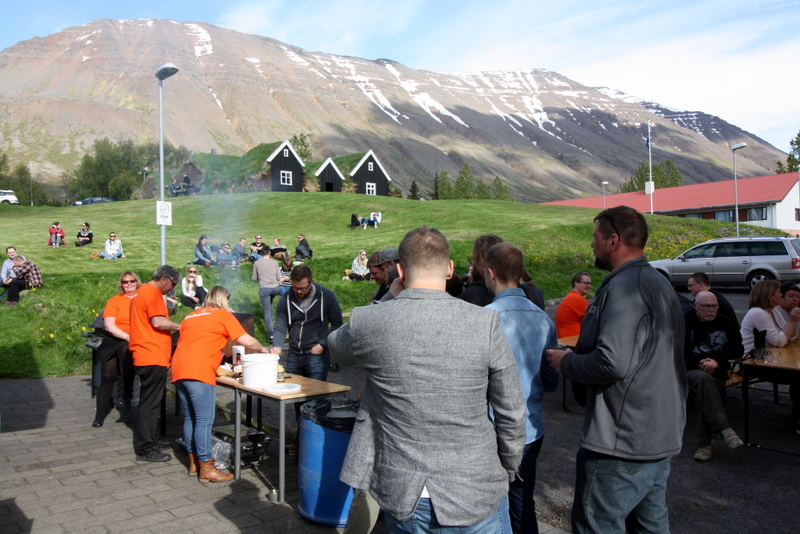 Grillað var ofan í hátíðargesti. Mynd: GBE