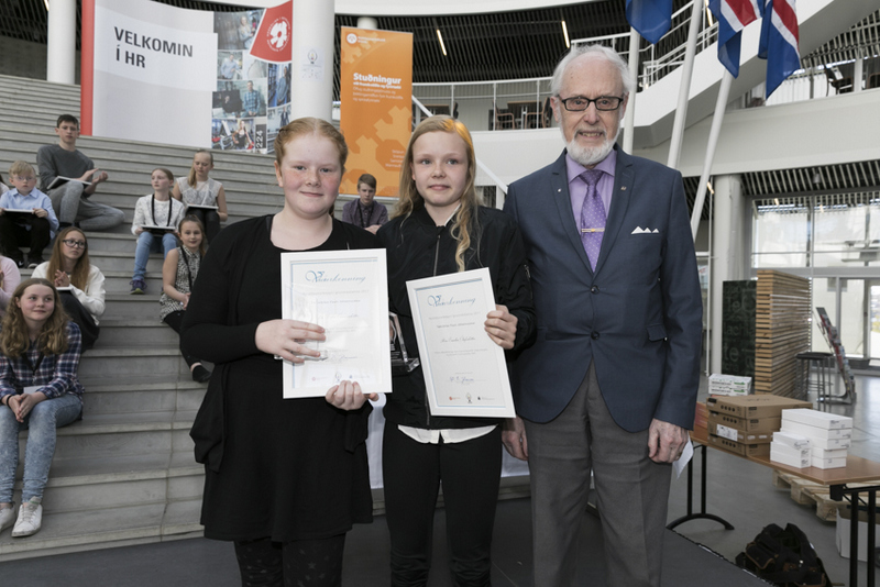 Auk verðlauna hlutu þær Þóra Emilía og Lilja Diljá einnig viðurkenningu og bikar fyrir framúrskarandi sköpunargáfu og eljusemi í vinnusmiðju NKG“ með hugmynd sína Barnabjargari.