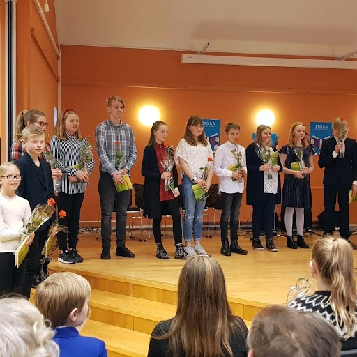 Allir keppendurnir tólf fengu viðurkenningu fyrir þátttökuna. 