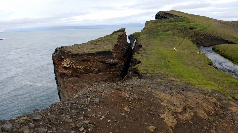 Hér sést hvernig bergfyllan hefur fjarlægst aðalbergið í júlí 2018. Mynd: PF.