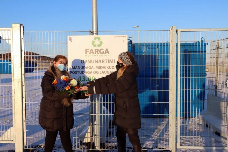 Inga Huld afhendir Sigríði Stefánsdóttur blómvönd. Mynd: Skagafjordur.is. 