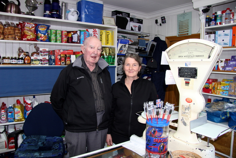 Fyrir ekki svo löngu hóf nýr starfskraftur að vinna í búðinni með Bjarna, Kirsten Kröner – Dreiner, sem vill láta kalla sig Kiki. „Hún er mjög góð, áhugasöm og dugleg,“ segir Bjarni. Fyrir ekki svo löngu hóf nýr starfskraftur að vinna í búðinni með Bjarna, Kirsten Kröner – Dreiner, sem vill láta kalla sig Kiki. „Hún er mjög góð, áhugasöm og dugleg,“ segir Bjarni.