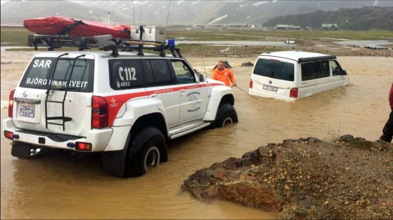 Bíll fastur í vaðinu við Landmannalaugar.
