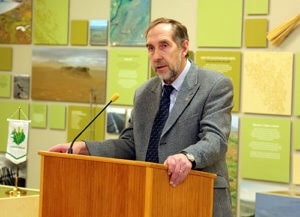 Bjarni Maronsson héraðsfulltrúi les kynningu á verkum Ingimundar og Valgerðar. Mynd: Land.is