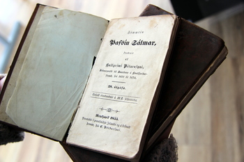 Passíusálmar Hallgríms Péturssonar og Fimmtíu Píslar-Hugvekjur útaf pínu og dauða Drottins vors Jesú Krists.