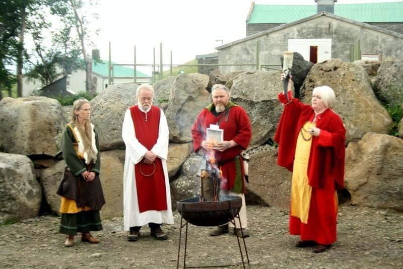 Frá vígslu Hegranesgoða þann 24. júní sl. Frá vinstri Alda Vala Ásdísardóttir Hvammverjagoði, Hilmar Örn Hilmarsson allsherjargoði, Árni og Jóhanna Harðardóttir Kjalnesingagoði. Mynd úr einkasafni.