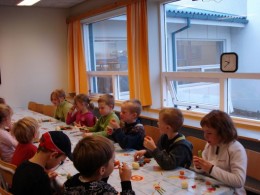 Nemendur í öðrum bekk önnum kafnir við grænmetiskallagerð. Mynd: Heimasíða Grunnskólans á Hvammstanga. 