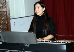 Alexandra við píanóið.