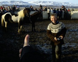 Hinn heppni folaldseigandi Atli Steinar Ingason, nýbúinn að smella mynd af gripnum