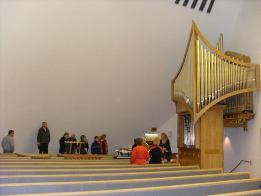 blönduóskirkja mynd huni.is Kirkjukórsmeðlimir virða fyrir sér hið nýja orgel. Mynd: Huni.is