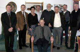 Félagar í Lionsklúbbi Skagafjarðar við afhendingu hægindastólanna. Fv. Steinn Rögnvaldsson, Gísli Gunnarsson, Herdís hjúkrunarforstjóri, Hafsteinn framkv.stj., Agnar Gunnarsson, Kristján Guðjónsson, Arnór Gunnarsson og Ragnar Gunnlaugsson. Sitjandi er Árni Sigurðsson