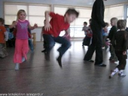 Þð er rosalega gaman að læra að dansa.