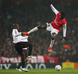 Emmanuel Adebayor (eitt sinn í Arsenal) er ekki verulega vinsæll þessa dagana þó óvinsældirnar nái ekki óvinsældum Icesave.