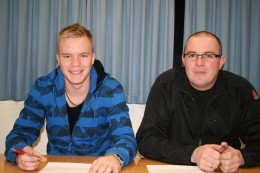 Fannar og Róbert Óttarsson, formaður knattspyrnudeildar, við undirritun samningsins. 