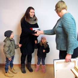 Kristín S. Einarsdóttir blaðamaður Feykis afhenti Emilíu verðlaunin.