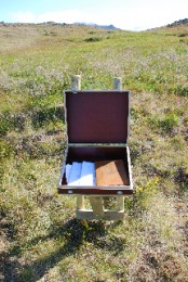 gestabok-a-spakonuhofda Gestabókinnni hefur verið komið fyrir í kassa á höfðanum.