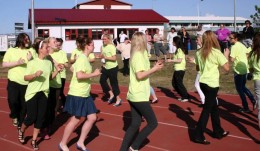 Stelpurnar taka létta upphitun fyrir ferðina