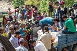 Vistum komið til fólksins sem býr á þeim svæðum sem fóru illa út úr jarðskjálftunum í Nepal. Ljósm./úr einkasafni. 