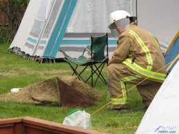 img_1644 SLökkviliðsstjórinn skoðar aðstæður