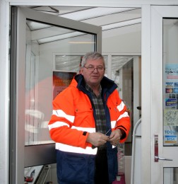 Pétur brosandi við vinnu sína. 
