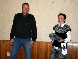 Dagur Jónasson sem er ættaður úr Fljótum afhenti gjafir sem Íris Jónsdóttir formaður Kvennfélagsins veitti viðtöku.