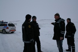 Viggó bendir mönnum á staðinn. 