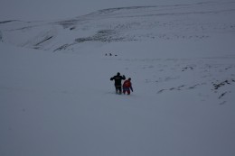 Lögreglumaður í fylgd björgunarsveitarmanns á leiðinni á staðinn. 
