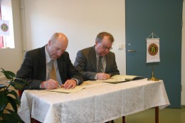 Steingrímur J Sigfússon og Skúli Skúlason undirrita samninginn. 