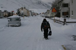 það er samt svo miklu léttara að ganga á götunni, æi ég geri það bara. 