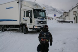 Æ, vörubíllinn er fastur og ég sé ekki hvort það eru að koma bílar, hvað á ég að gera? En ég verð að fara heim, best að ég haldi áfram. 