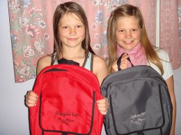 isaumur Sælar stúlkur með sérmerktar skólatöskur