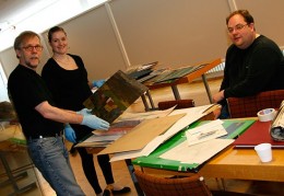 Jón Þórisson, Berglind Þorsteinsdóttir sem sér um skráningu verka og Unnar Ingvarsson skjalavörður. Mynd:Sk.com
