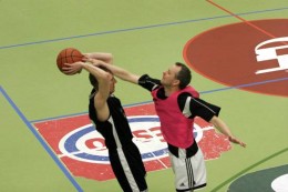 Örn læknir beitir svokallaðri dýllaravörn á Valbjörn Geirmunds á Jólamóti 2005. Mynd af Molduxasíðunni