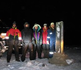 Minnisvarðinn reistur. Mynd 4x4