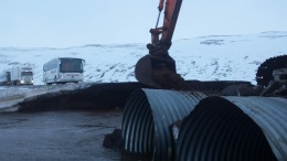 Ræsinu var komið fyrir til bráðabirgða og var rútan komin yfir á tólfta tímanum. Mynd: GE.