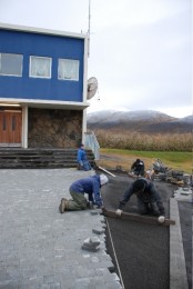 Unnið að hellulagningu. Mynd: Skagaströnd.is 