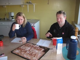 sandra_marin Skúffukaka beið þeirra Söndru og Ragnars þegar þau mættu til vinnu einn morgunninn. Mynd: Neisti.net