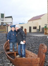 Bræðurnir Jóhann Ari og Daníel Atli voru rétt að kasta akkerum úr trébátnum góða með tilheyrandi sjómannsköllum, þegar starfsmaður Selasetursins fékk að smella af þeim mynd. 