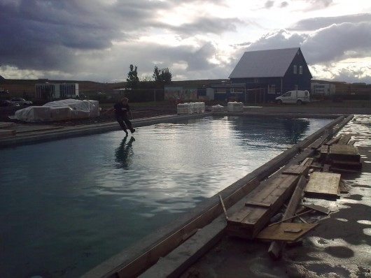 sundlaug Blönduósi 10 sept 1 1. sundspretturinn tekinn. Mynd. Einar Kolbeinsson