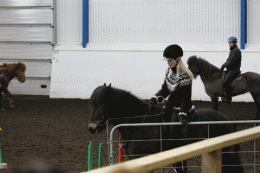 Svana Ingólfsdóttir tekur prófið, fer í gegnum hliðið og á að loka því á eftir sér. 