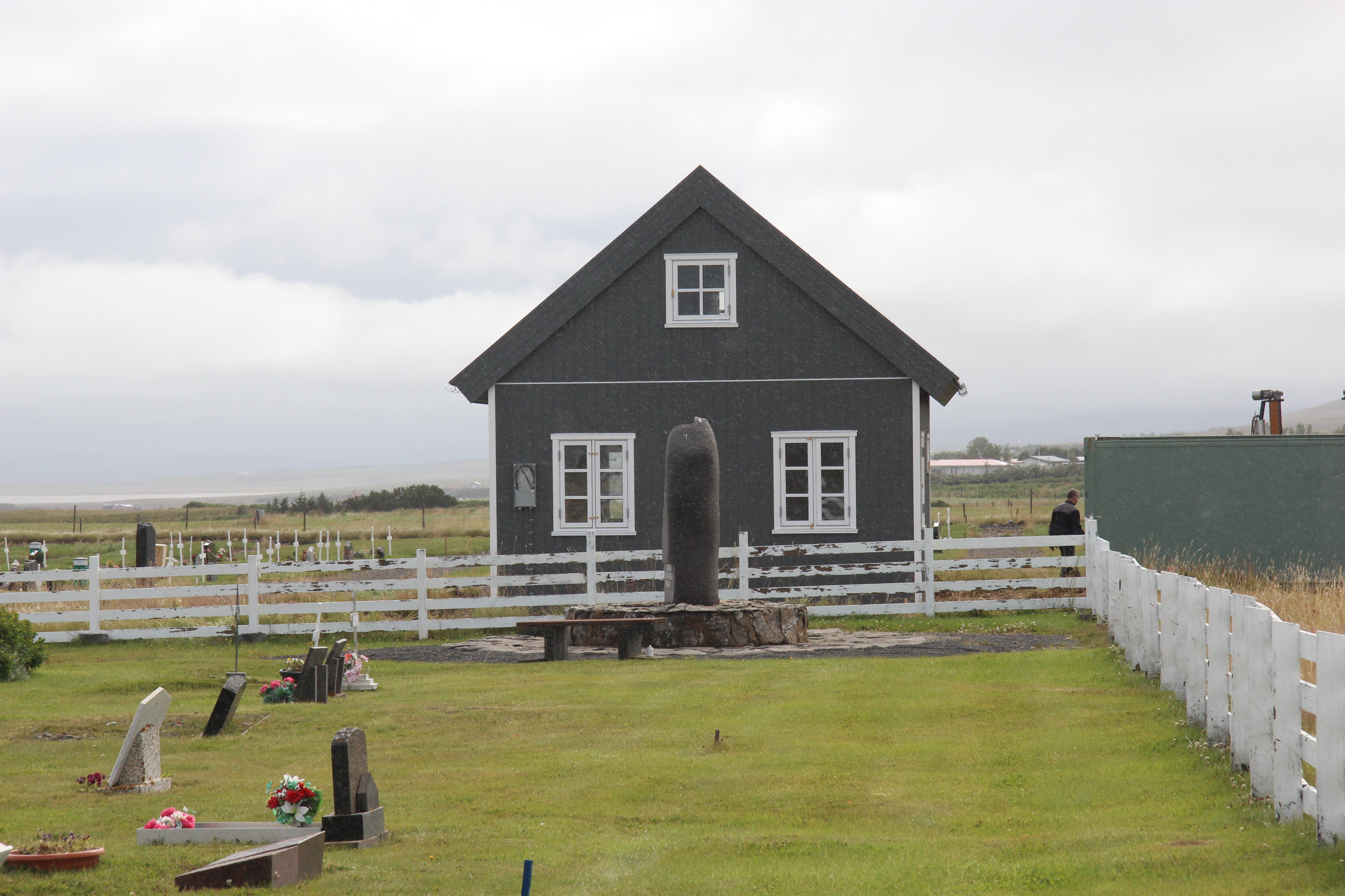 Aðstöðuhús í kirkjugarði